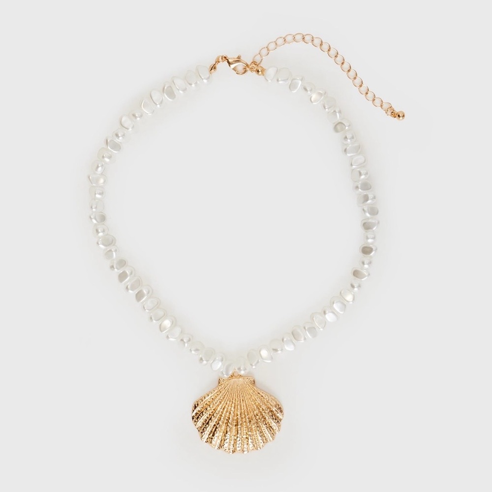 Princess Polly Gold Shell Pendant Necklace with Cream Beads - Picture 3 of 3